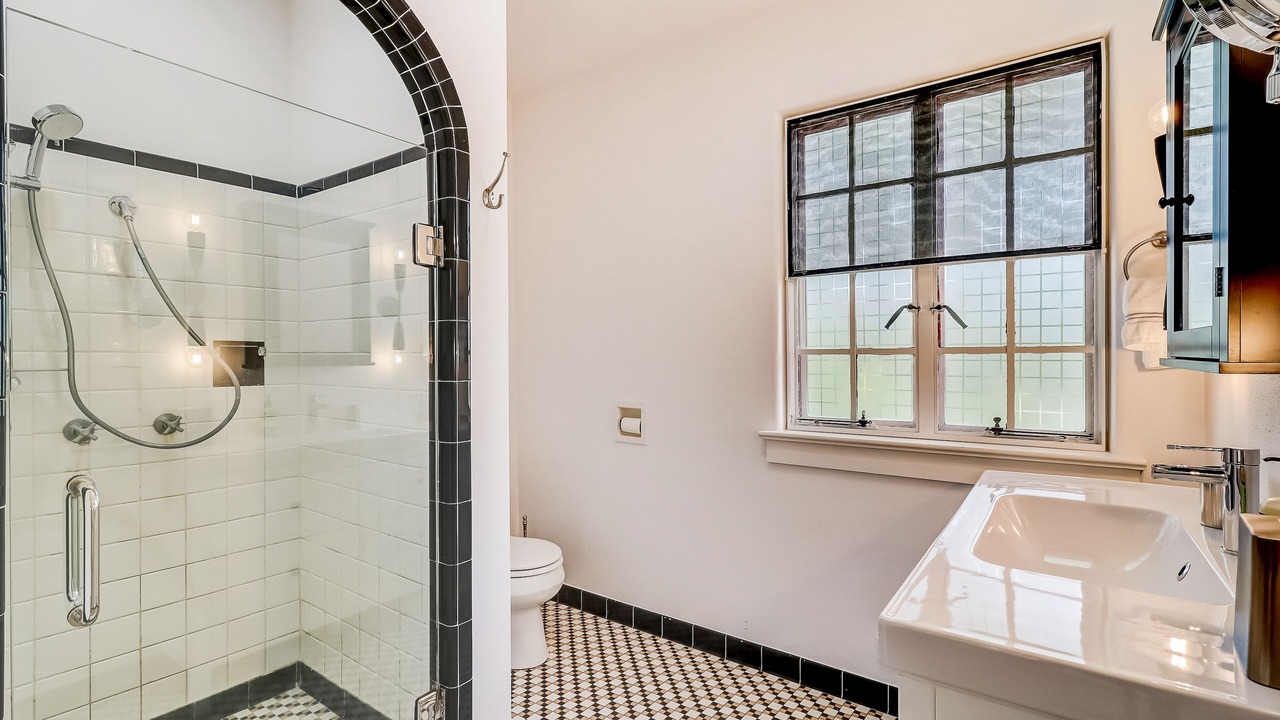 Photo of Bathroom in Oak Park - Northwood