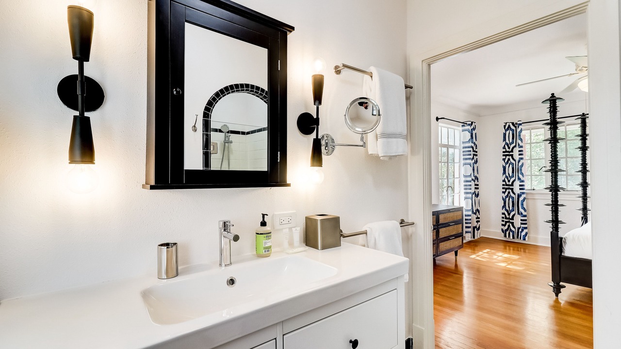 Photo of Bathroom in Oak Park - Northwood
