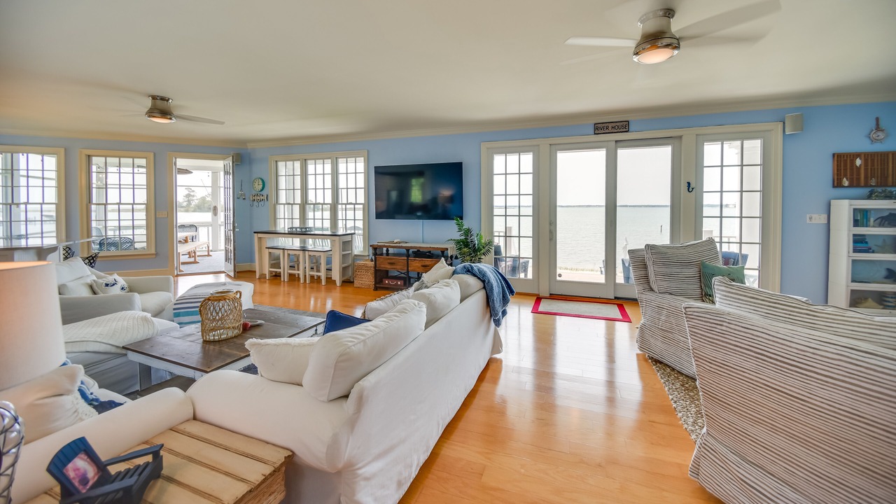 Photo of Livingroom in White Stone