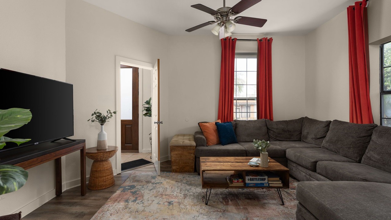 Photo of Livingroom in East Cesar Chavez