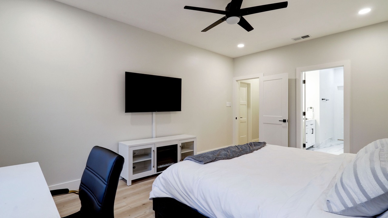 Photo of Bedroom in Memorial Parkway