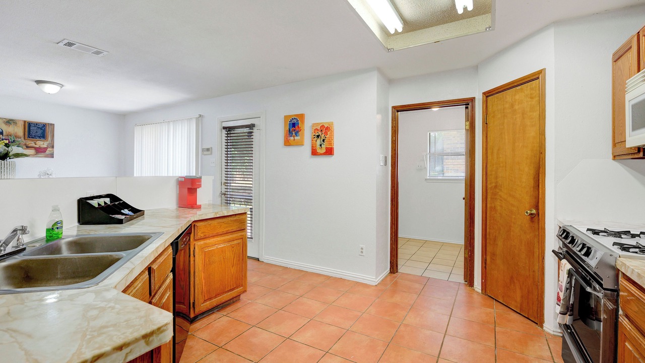 Photo of Kitchen in Buckner Terrace - Everglade Park