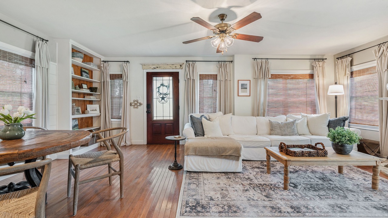 Photo of Livingroom in Navasota