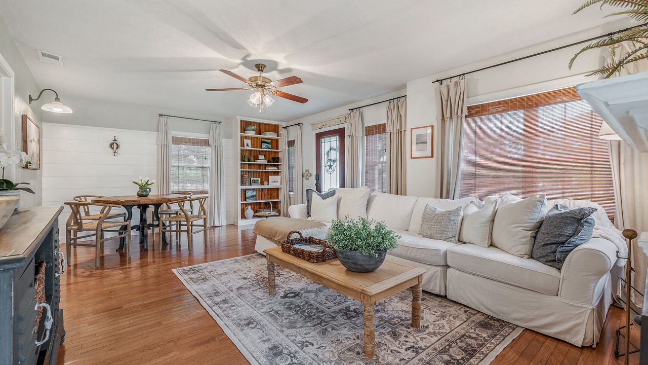 Photo of Livingroom in Navasota