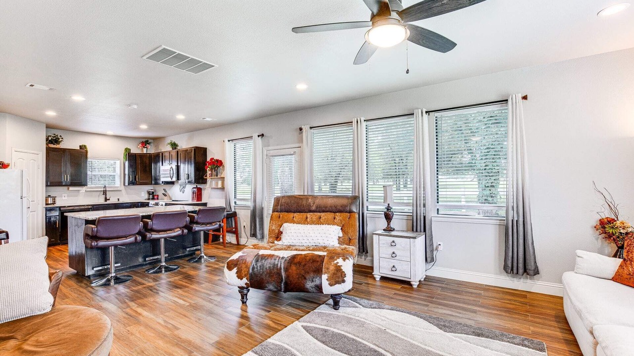 Photo of Livingroom in Hunt County