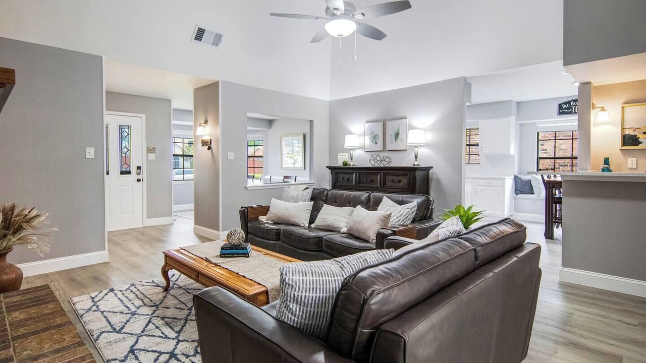 Photo of Livingroom in Northeast Carrollton