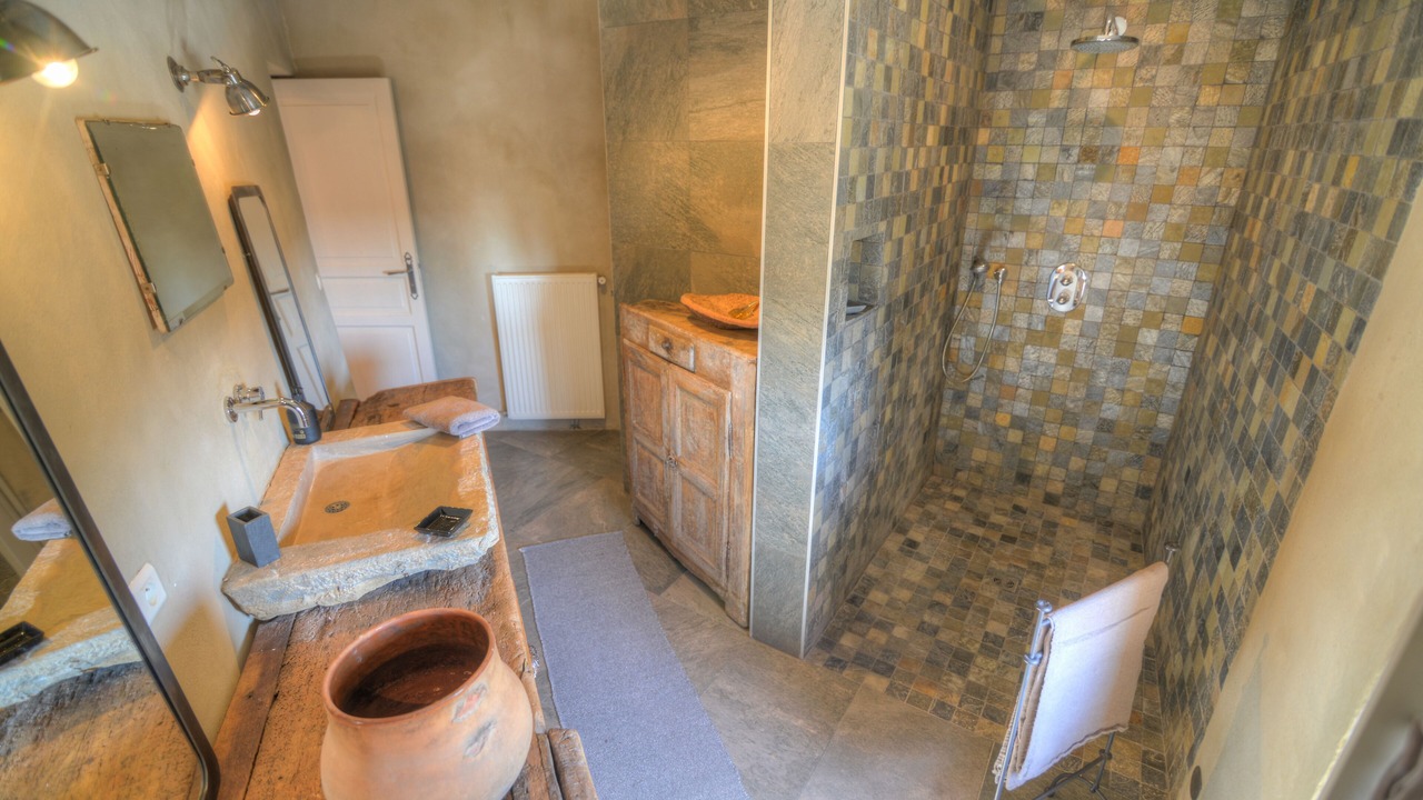 Photo of Bathroom in La Capelle-et-Masmolene