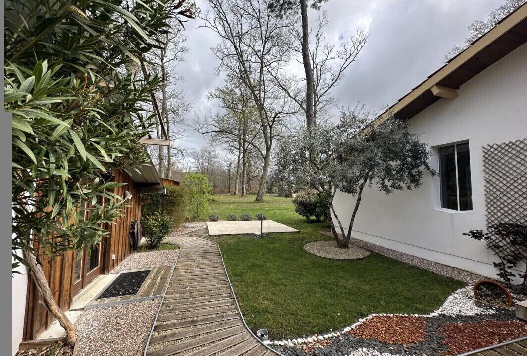 Photo of Outdoor in Lacquy