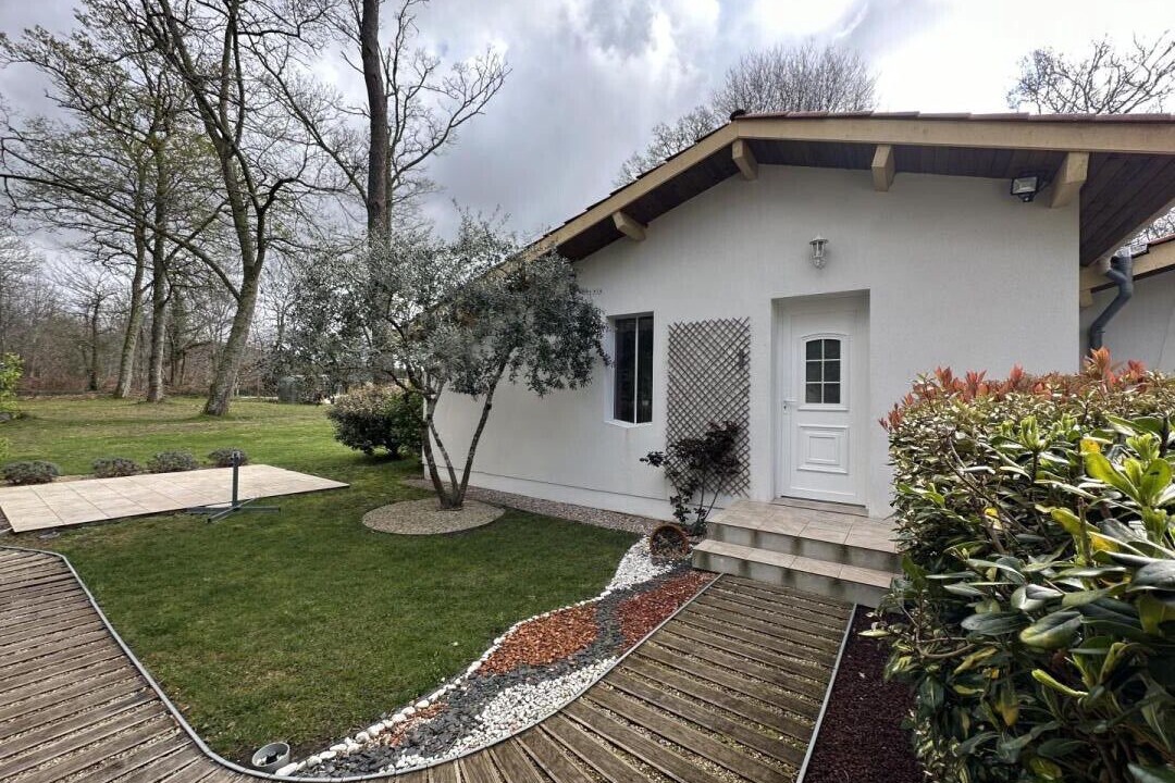 Photo of Outdoor in Lacquy