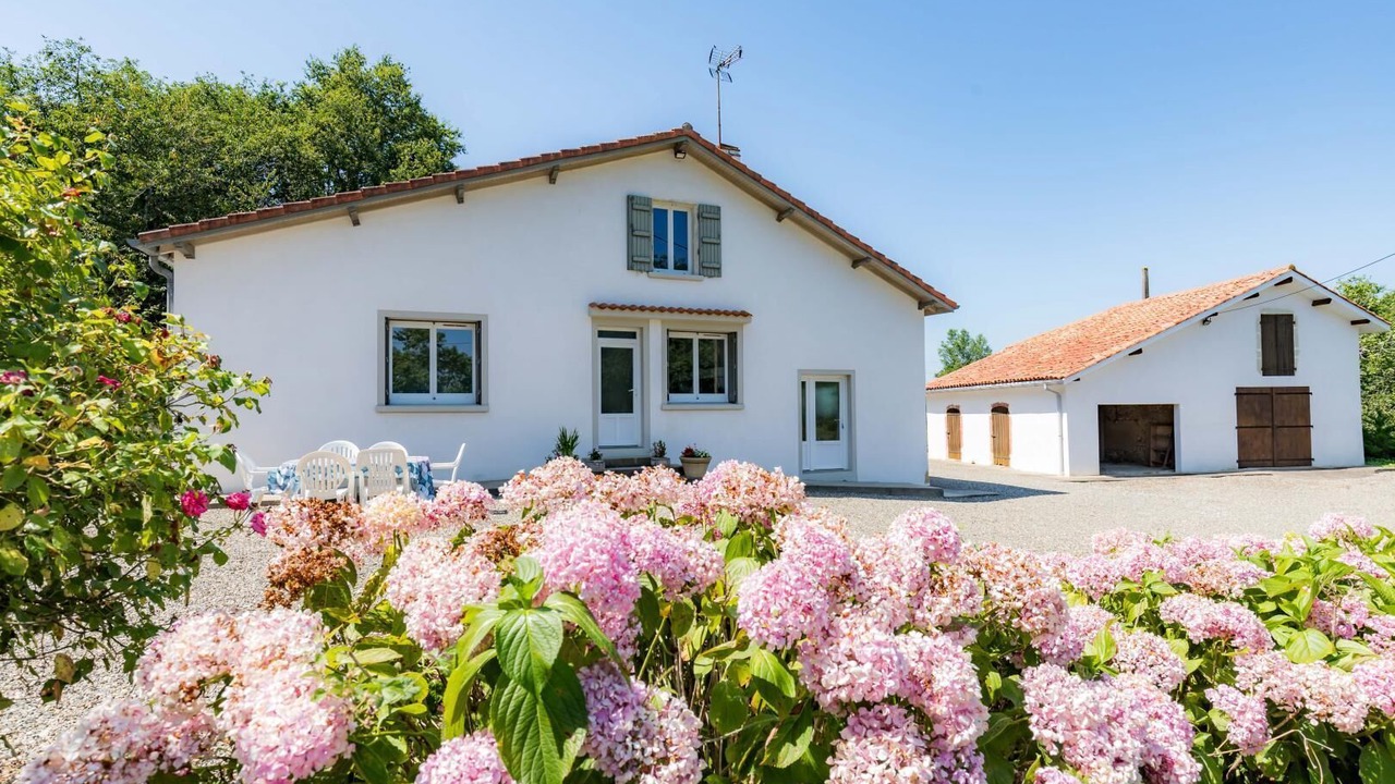 Photo of Outdoor in Eyres-Moncube