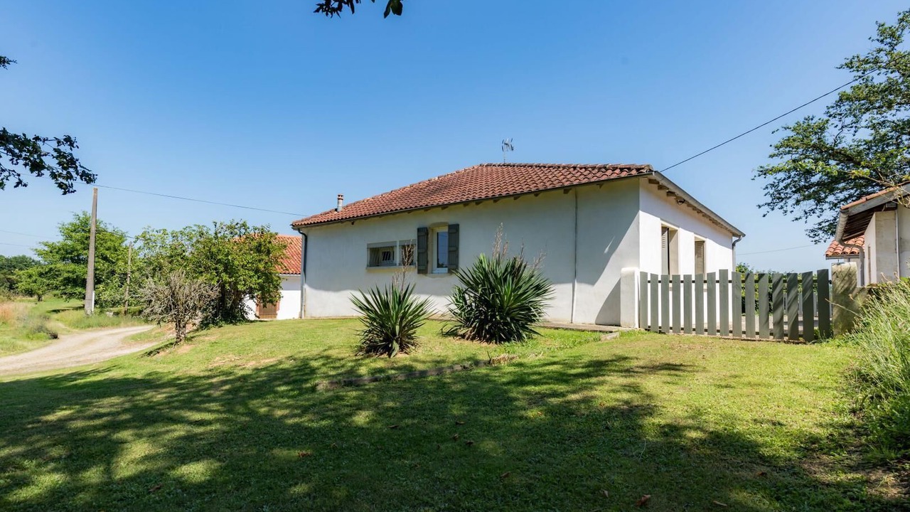 Photo of Outdoor in Eyres-Moncube