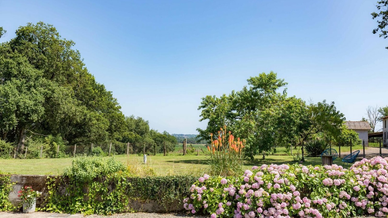 Photo of Outdoor in Eyres-Moncube