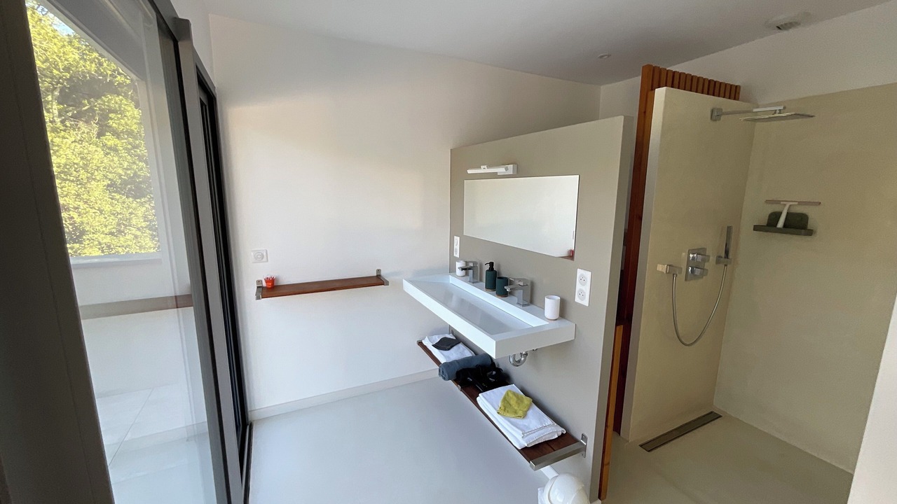Photo of Bathroom in Saint Alban Auriolles