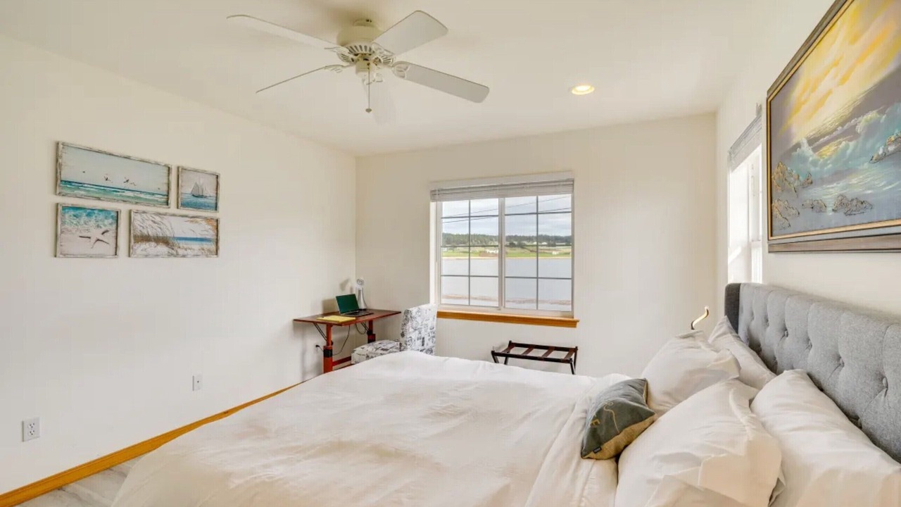 Photo of Bedroom in Oak Harbor