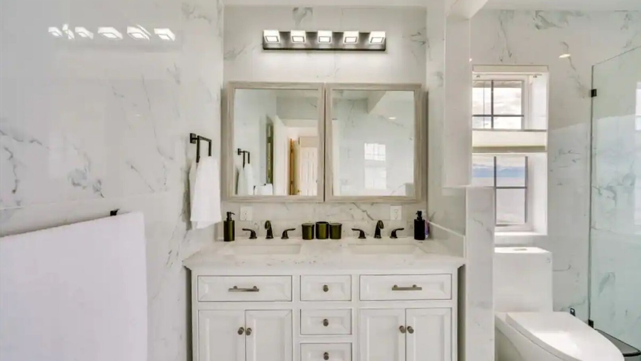 Photo of Bathroom in Oak Harbor