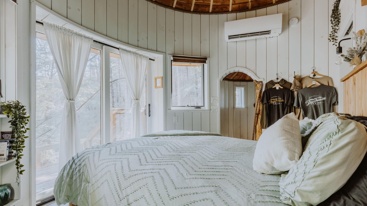 Photo of Bedroom in Laurelville