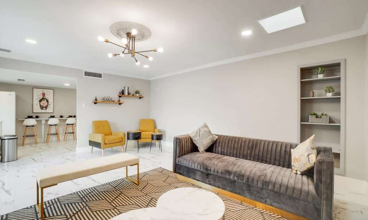 Photo of Livingroom in Northeast Carrollton