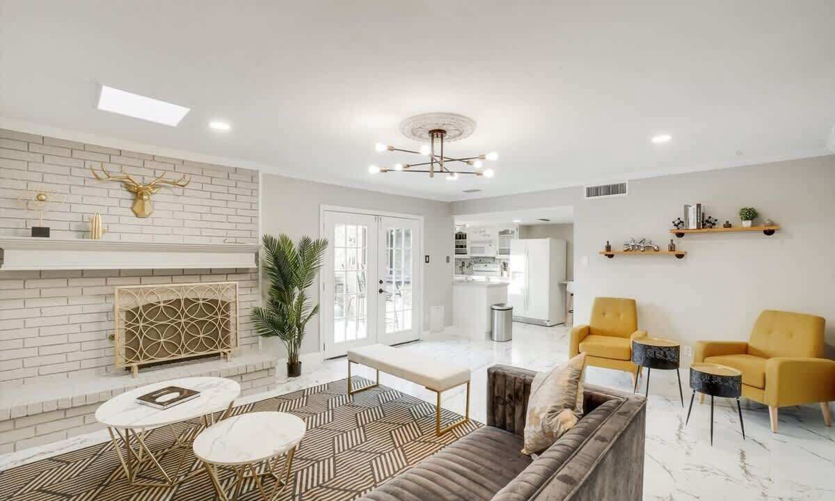 Photo of Livingroom in Northeast Carrollton