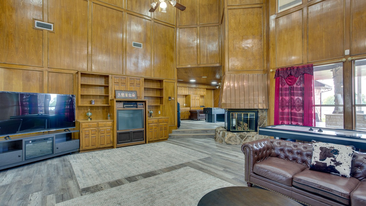 Photo of Livingroom in Commerce