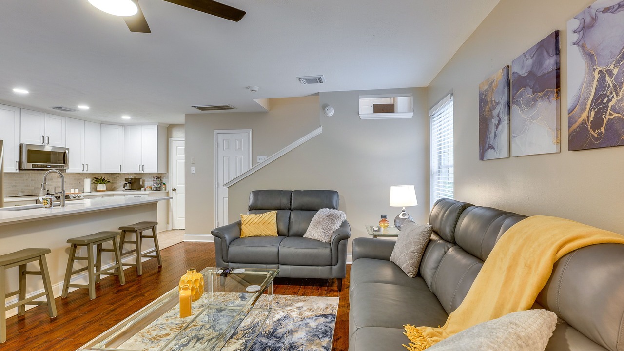Photo of Livingroom in Alden Bridge