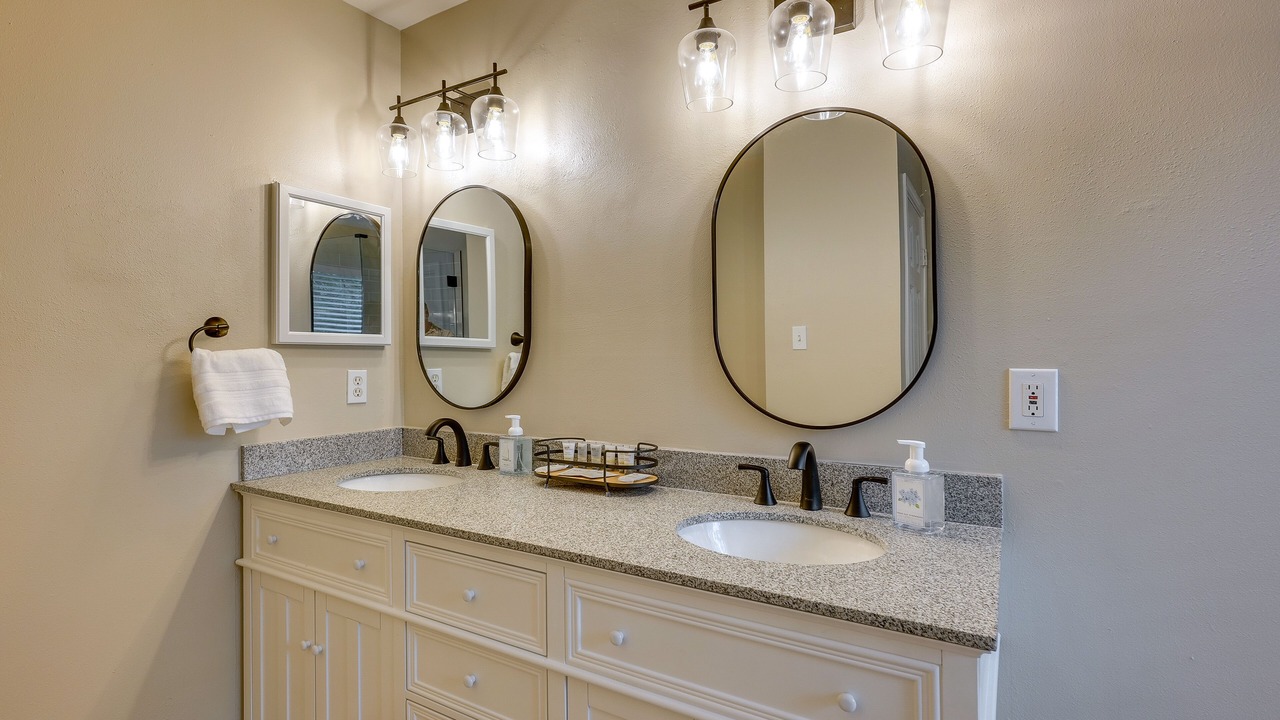 Photo of Bathroom in Alden Bridge