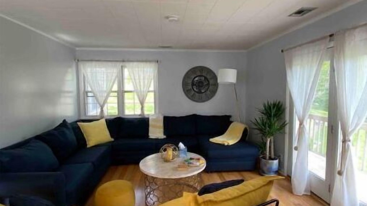 Photo of Livingroom in Coventry Lake