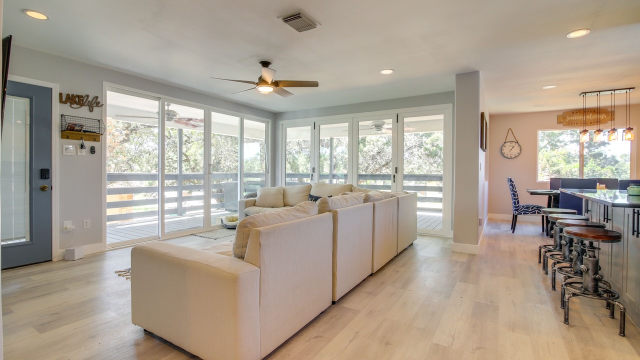 Photo of Livingroom in Waterford On Lake Travis