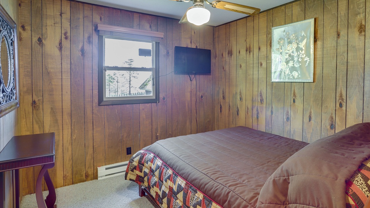Photo of Bedroom in Glenn Haven Shores