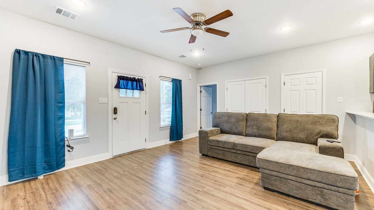 Photo of Livingroom in Whitney