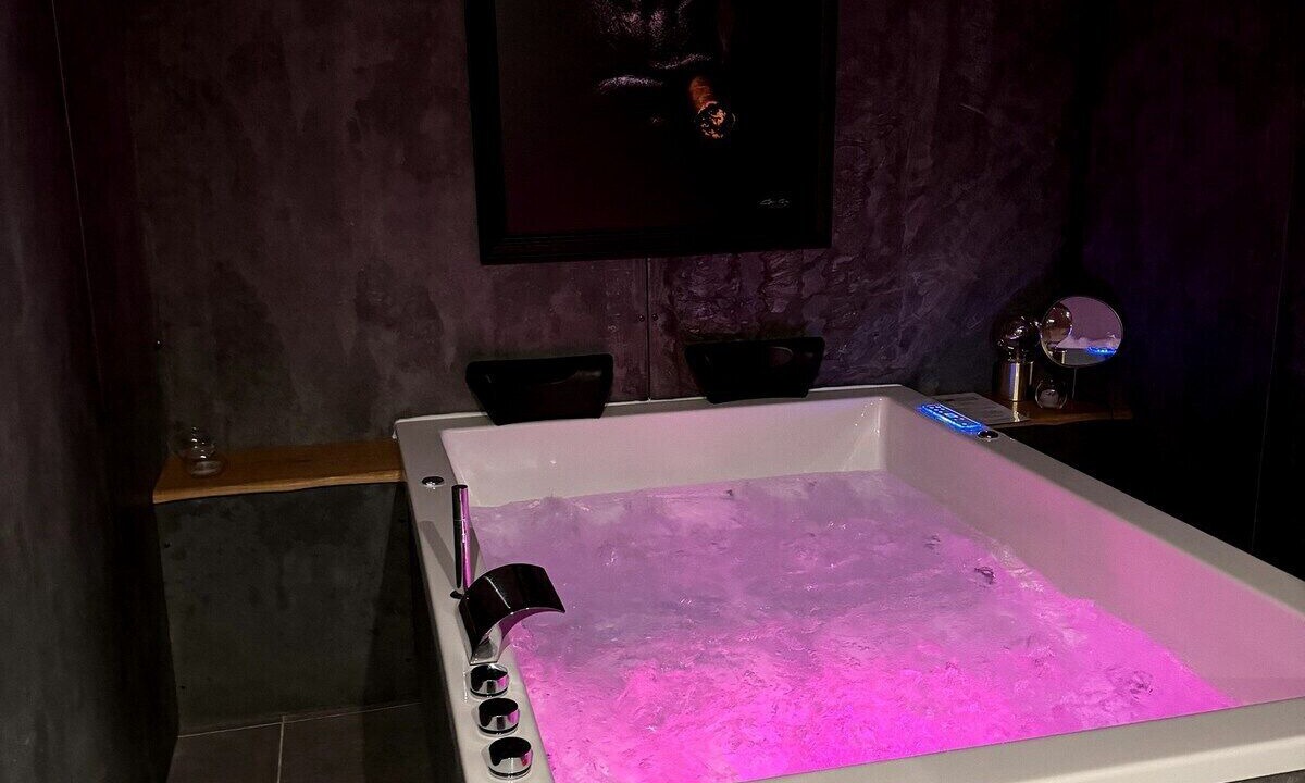 Photo of Bathroom in Les Attaques