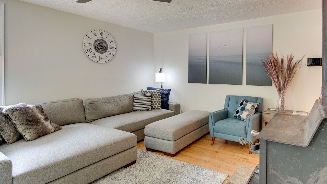 Photo of Livingroom in Calvert Beach-Long Beach