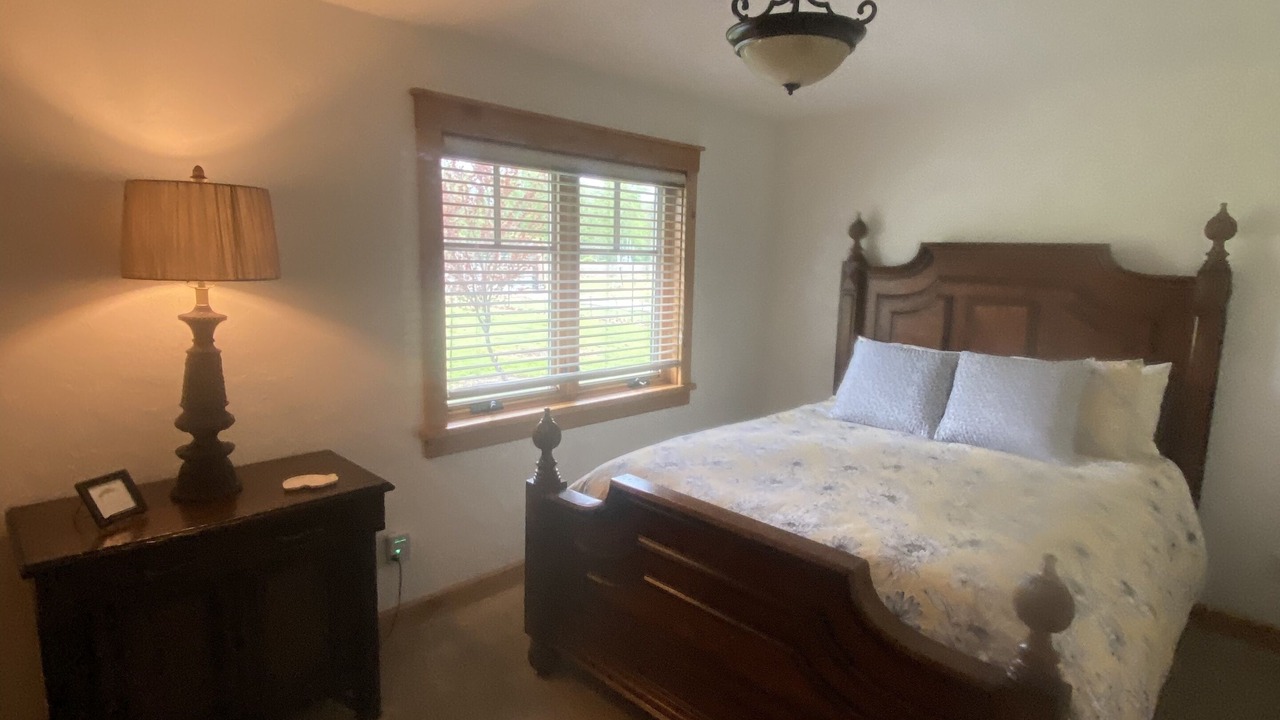 Photo of Bedroom in Roseburg
