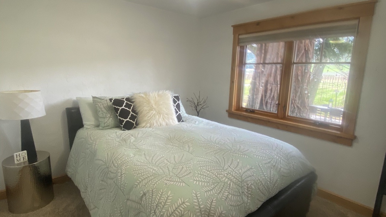 Photo of Bedroom in Roseburg