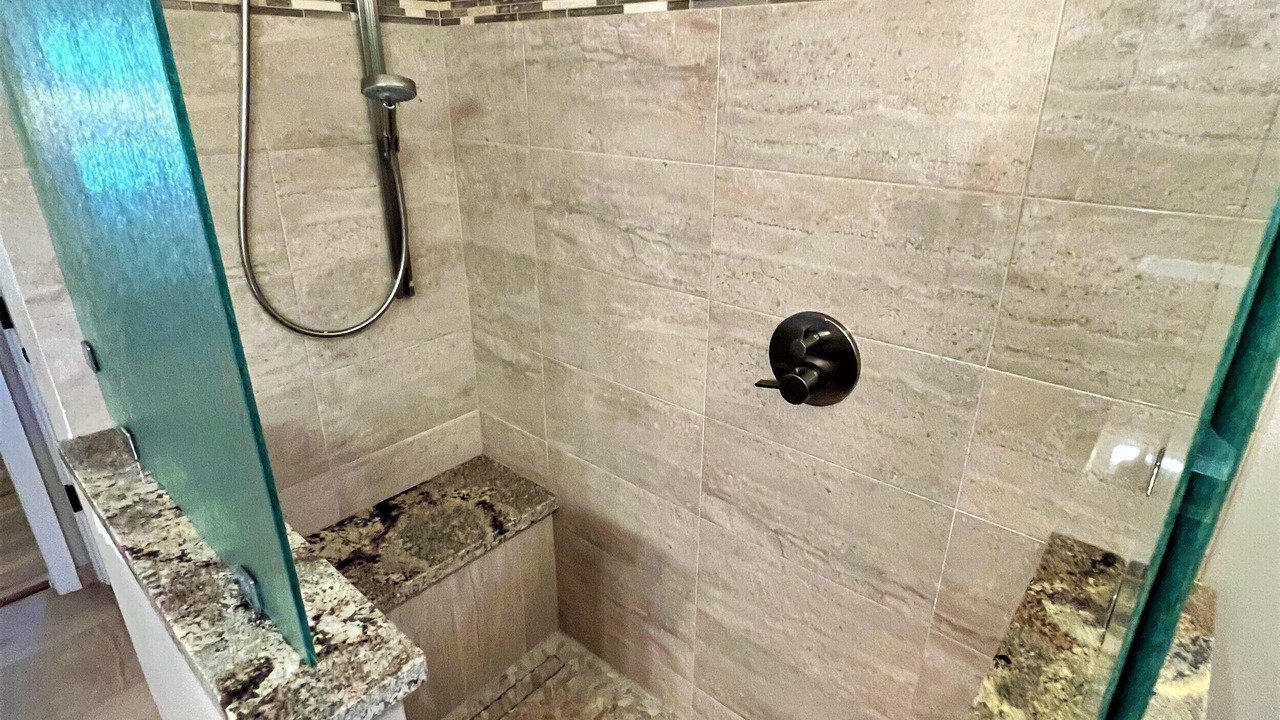 Photo of Bathroom in Maunaloa