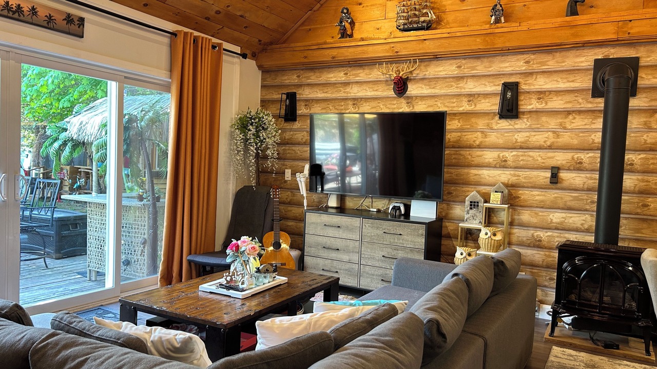 Photo of Livingroom in Alcona