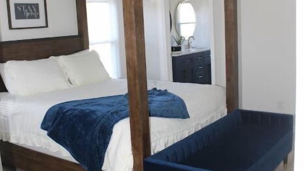 Photo of Bedroom in Goode