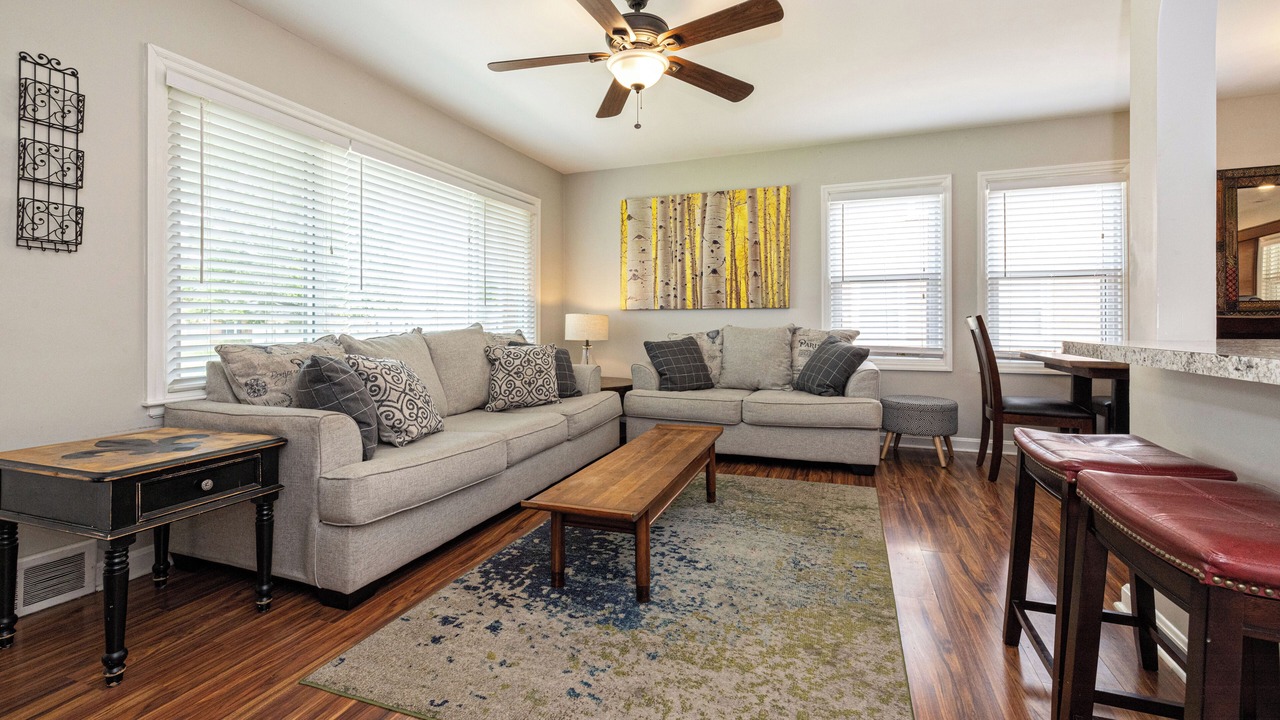 Photo of Livingroom in Hikes Point