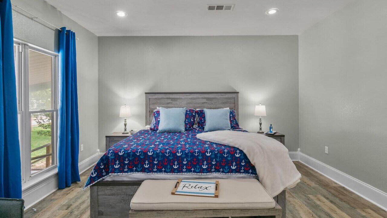 Photo of Bedroom in Redwood