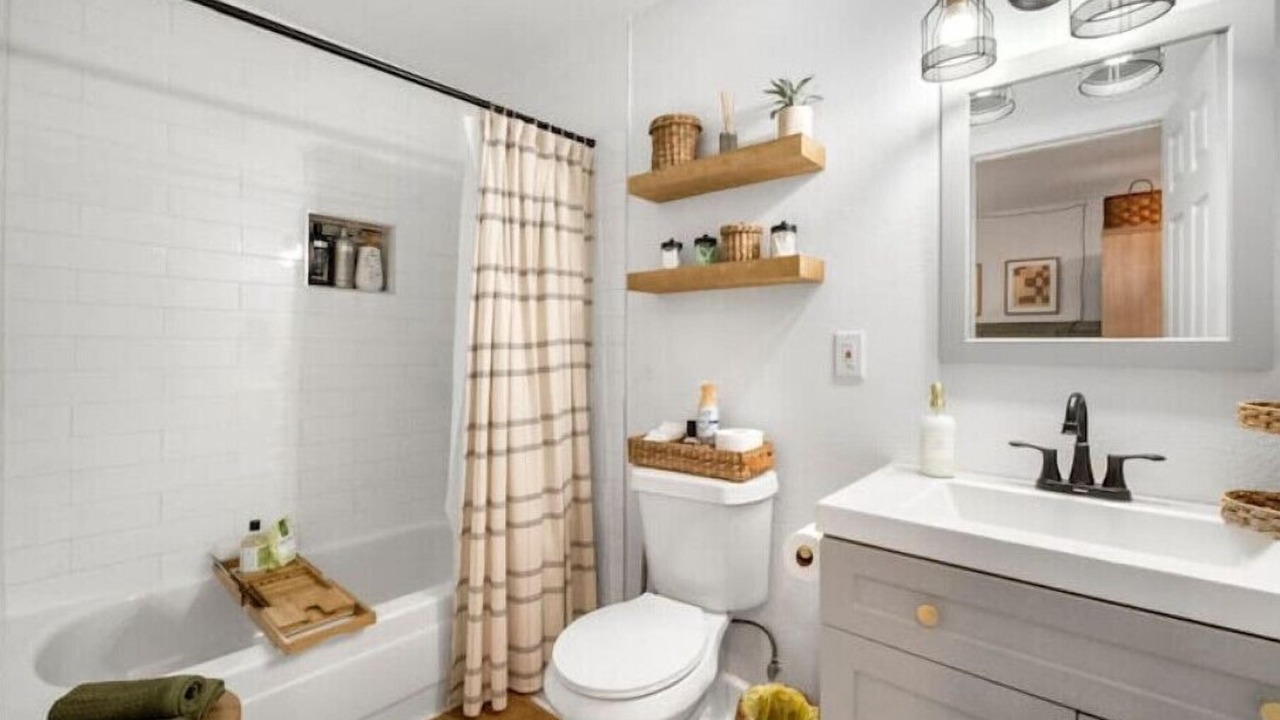 Photo of Bathroom in Central Arlington