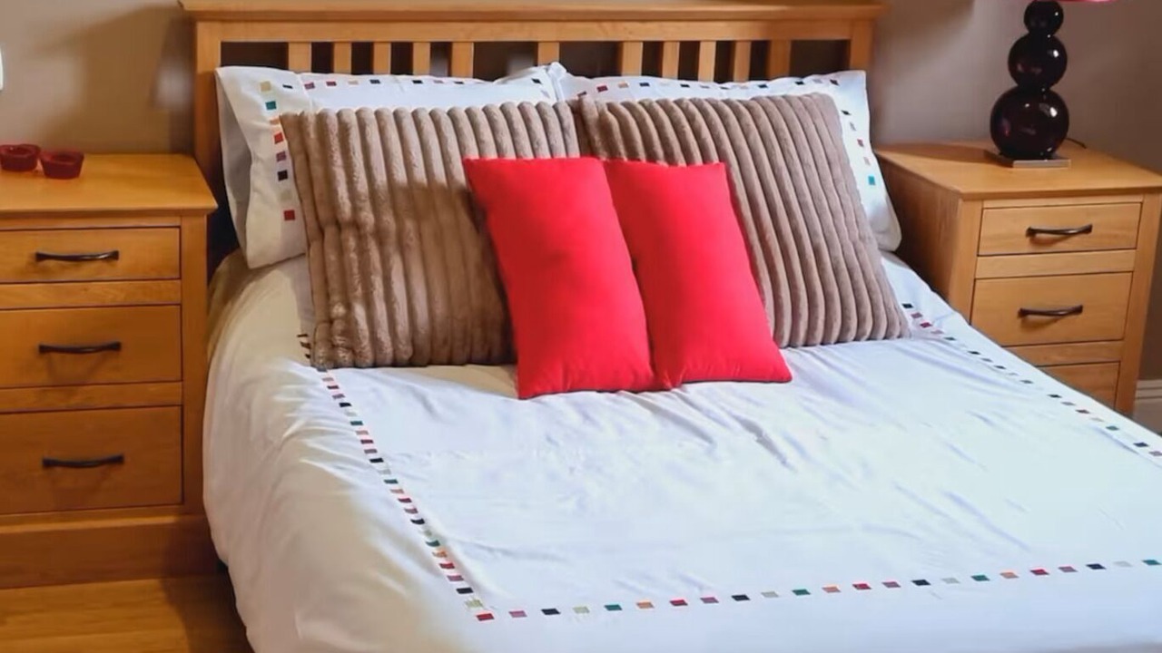 Photo of Bedroom in Gesnes-le-Gandelin