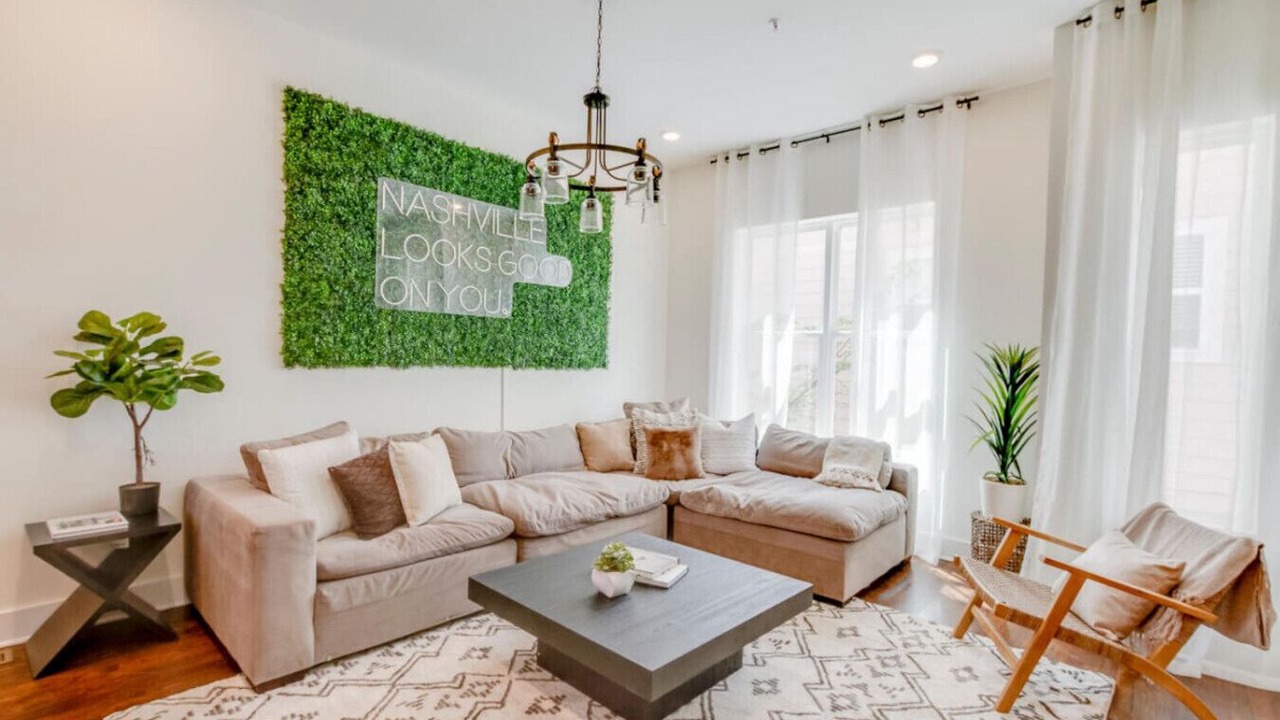 Photo of Livingroom in Hillsboro West End