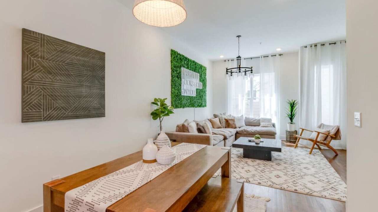 Photo of Livingroom in Hillsboro West End