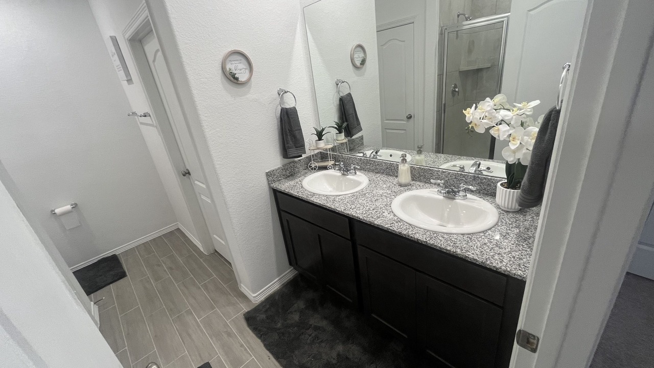 Photo of Bathroom in Porter
