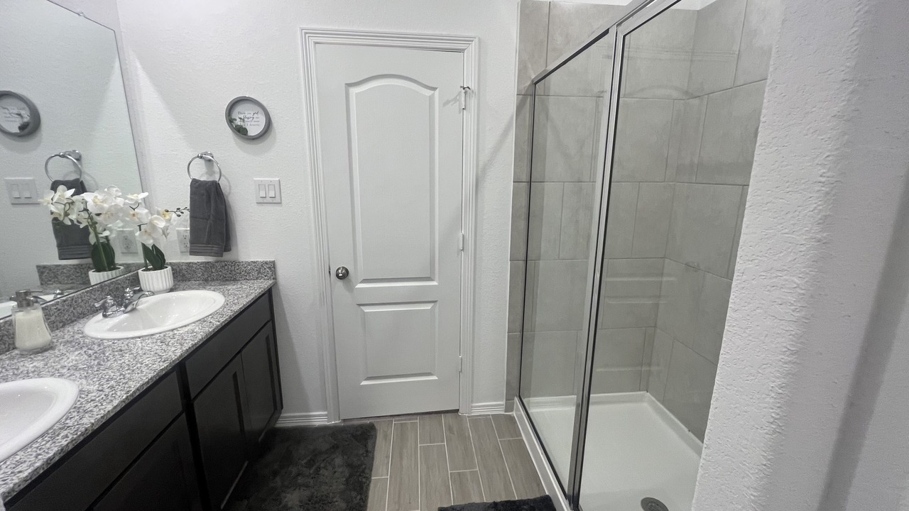 Photo of Bathroom in Porter