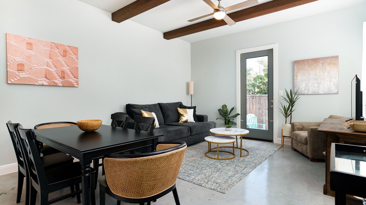 Photo of Livingroom in Historic Garderns