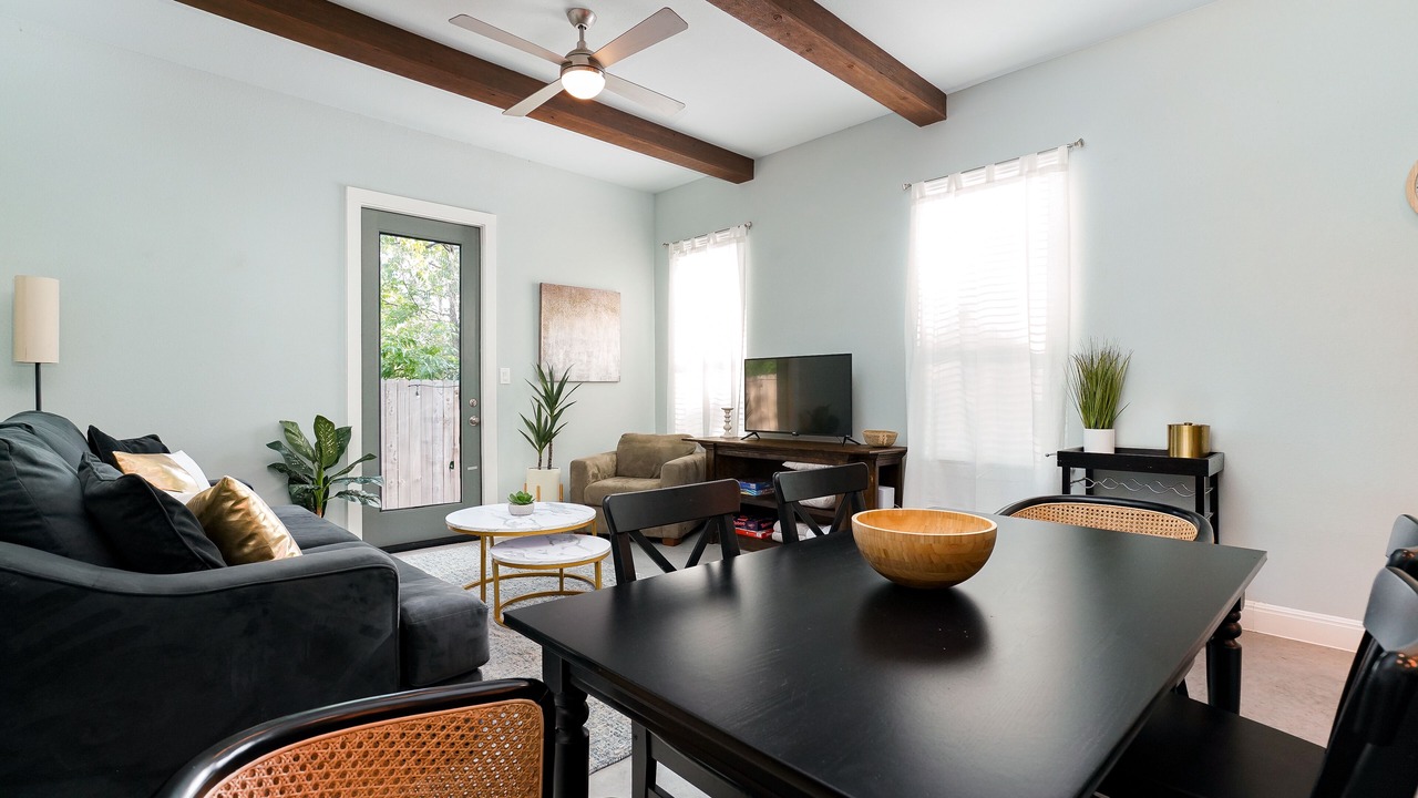 Photo of Livingroom in Historic Garderns