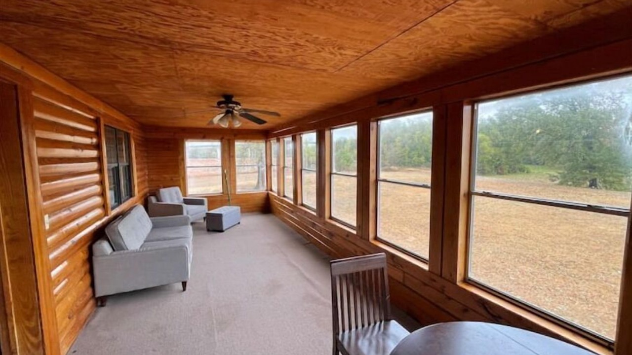 Photo of Livingroom in De Valls Bluff