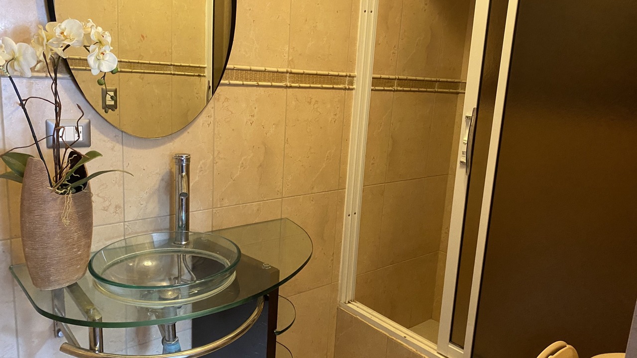 Photo of Bathroom in Pedro Brand