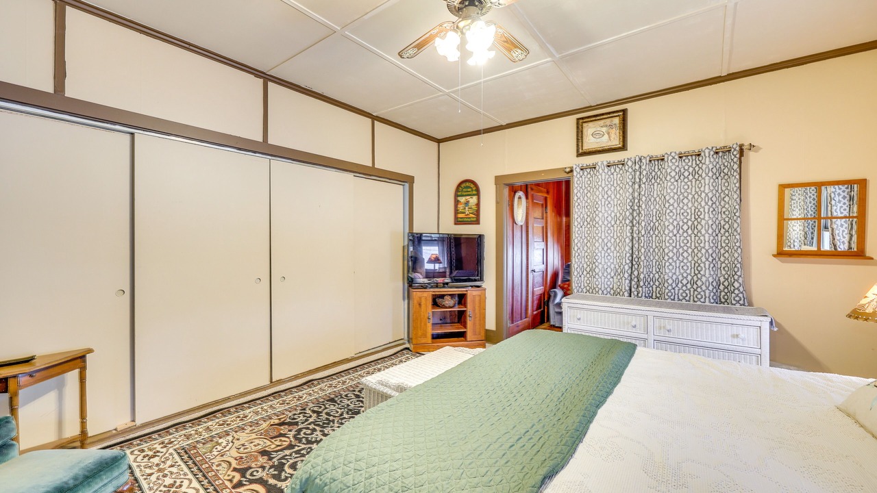 Photo of Bedroom in Eureka Springs Historic District