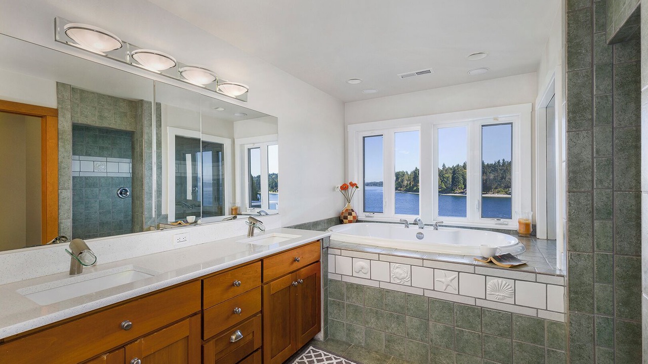 Photo of Bathroom in Rollingbay